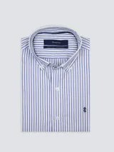 Camisa de hombre de corte clásico con diseño de rayas verticales azules sobre fondo blanco, confeccionada en algodón. Presenta cuello con botones, cierre frontal con botones y logo bordado en el pecho.