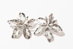 Aros colgantes con forma de flor plateada.