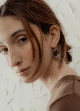 Aros colgantes con argolla de acero quirúrgico y dije circular de resina con strass incrustado en el borde.