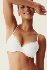 Pack de dos soutiens con aros, confeccionados en microfibra lisa con detalles de encaje en el borde de las copas. Cuentan con copas acolchadas, breteles ajustables y cierre de corchetes en la espalda.