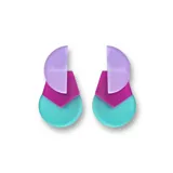 Par de aros colgantes con forma geométrica, compuestos por un semicírculo lila, un trapecio fucsia y una gota turquesa.