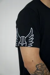 Remera negra de algodón elastizado con estampado blanco en el frente y en las mangas.