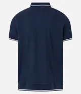 Remera polo blanca de viscosa texturizada con rayas, cuello y puños de mangas cortas en ribana con detalles contrastantes en negro.