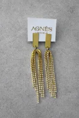 Aros largos colgantes de la marca Agnés Lenoble, con base rectangular dorada y múltiples tiras con strass incrustado.