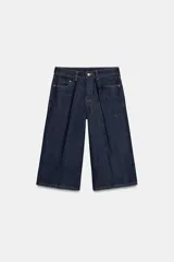 Bermuda de tiro alto confeccionada en denim azul oscuro, con diseño de pernera ancha, cinco bolsillos y cierre frontal con cremallera y botón.