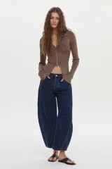 Cardigan de punto en canalé con hilos de lurex, color marrón, con ajuste al cuerpo, cierre frontal parcial con cremallera y mangas largas con tajos en los puños.