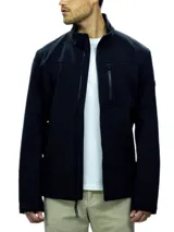 Campera negra con cuello alto y cierre de cremallera. Tiene un bolsillo con cierre en el pecho y logo de Calvin Klein en el cuello.