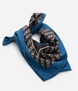 Pañuelo rectangular de poliéster satinado color azul con estampa de moldura de cadena.