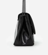 Cartera shoulder mediana de cuero sintético negro con asa de cadena.