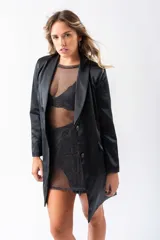 Blazer negro de poliéster con corte entallado, terminaciones impecables, bolsillos funcionales y forro interior suave.