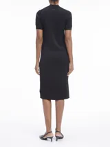 Vestido midi negro de lana merino, con cuello alto y mangas cortas.