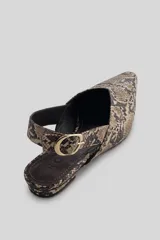 Zapatos planos de cuero con estampado de serpiente, punta fina y diseño destalonado.