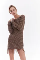Vestido corto de tejido de punto con hilo de lurex, color marrón, de manga larga y escote bote, con flecos en el ruedo.