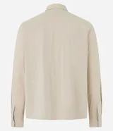 Camisa overshirt color beige, de corte recto, con cuello solapa, abotonadura frontal, mangas largas y dos bolsillos de parche con solapa en el pecho.