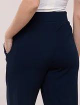 Pantalón wide leg plisado color verde, de tiro alto con pretina ancha elastizada y bolsillos laterales.