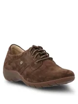 Zapato casual de mujer Hush Puppies modelo Rojam, confeccionado en cuero gamuzado color marrón. Presenta cierre mediante cordones al tono, suela de goma flexible y detalle de logo metálico en el lateral.