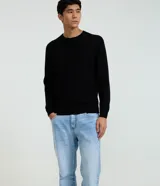 Pantalón de jean de hombre, modelo recto, color celeste claro lavado, confeccionado en algodón. Presenta cierre frontal con botón y cremallera, y bolsillos funcionales.