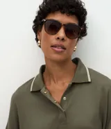 Buzo cerrado de algodón con cuello polo, mangas largas con puños ajustados y detalle de líneas contrastantes en el cuello.