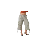 Pantalón capri cargo de color gris claro, con múltiples bolsillos con solapa en la parte delantera y en los laterales, además de tiras ajustables en el dobladillo y hebillas en la cintura.