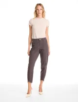 Pantalón de corte crop, color gris, con diseño de cinco bolsillos, cierre frontal con botón y ruedo irregular con terminación desflecada.