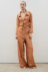 Pantalón palazzo de corte amplio y acampanado, con cierre invisible en la parte trasera.