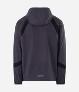 Campera deportiva Get Over de poliéster tecnológico, de color gris oscuro con bandas negras decorativas en los hombros y mangas. Cuenta con capucha ajustable, cierre frontal con cremallera, y puños y cintura elastizados.