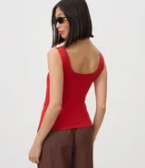 Blusa básica sin mangas marca Cortelle, confeccionada en poliamida, con escote cuadrado y tirantes medianos.