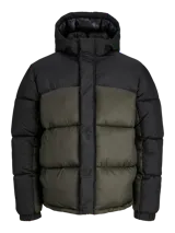 Campera puffer con diseño de bloques de color en negro y verde oliva. Cuenta con capucha, cierre frontal con solapa, mangas largas con puños elásticos y acolchado horizontal.