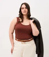 Kit de tres cinturones femeninos de poliuretano con hebilla metálica cuadrada. Presentan texturas y colores variados, ideales para uso diario.