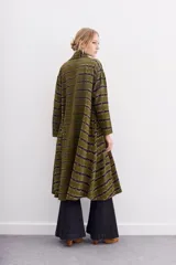 Kimono largo con estampado batik, mangas largas y bolsillos laterales.