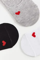 Pack de tres pares de medias invisibles tipo no show en colores gris, negro y blanco, cada una con un pequeño detalle de corazón bordado en rojo.
