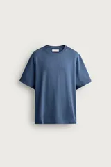 Remera relaxed fit color azul, confeccionada en tejido de algodón, con cuello redondo acabado en rib y manga corta.