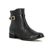 Bota de caña baja Ramarim, color negro, con taco bajo cuadrado y detalle de tira con hebilla metálica dorada en el tobillo.