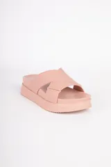 Sandalias negras con tiras cruzadas y plataforma de 5cm.