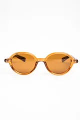 Lentes de sol polarizados con armazón redondo de acetato en color marrón translúcido y micas en tono ámbar.