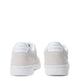 Championes urbanos New Balance modelo 080, color gris claro con detalles en blanco. Presentan el logo 'N' característico en los laterales, confeccionados en una combinación de gamuza y malla, con suela de goma blanca.