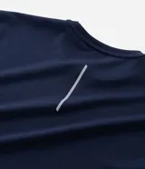 Remera deportiva Get Over de color azul marino, confeccionada en tech fleece con tecnología dry de secado rápido, cuello redondo y manga corta, de corte holgado.