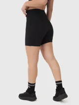 Conjunto deportivo compuesto por una musculosa de cuello redondo y un short tipo biker, ambos en color negro y confeccionados en tejido técnico elástico.