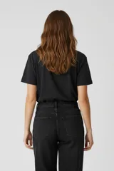 Remera de algodón color blanco con cuello redondo en contraste negro y estampado frontal circular con la leyenda Ocean Club.