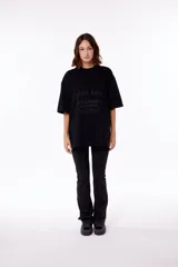 Remerón negro de algodón premium con cuello redondo y estampa essential garment a tono en serigrafía.