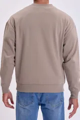 Buzo de cuello redondo y corte oversize, color visón, con estampa frontal en color blanco que incluye el texto Westwood y Sangel.