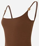 Body femenino color marrón, ajustado, con escote en U y breteles finos dobles que incorporan un adorno de cuentas de carey en el hombro. El tejido es texturizado.