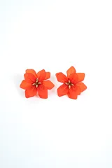 Aros con diseño de flor en color naranja y detalle dorado en el centro.