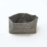 Diadema de tela color verde militar con estampado de leopardo en negro y blanco.