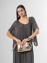 Vestido largo de seda italiana en color gris oscuro, con falda larga lisa, forro y cintura elastizada. Posee una sobrecapa con detalles de paillettes en los bordes de las mangas y la cintura.