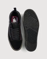 Championes Vans modelo Skate Old Skool Wafflecup, color negro con suela de goma color marrón. Presentan construcción Wafflecup para mayor durabilidad y soporte, con detalles en color bordó en la parte superior y el icónico diseño de la marca.