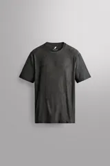 Remera deportiva Zara Athleticz de ajuste regular, color gris oscuro, confeccionada en tejido técnico jacquard con tecnología Quick Dry. Cuenta con cuello redondo y mangas cortas.