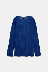 Jersey de cuello redondo y manga larga color azul, con tejido semitransparente de efecto arrugado.
