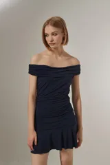 Vestido corto azul marino con escote strapless, diseño al cuerpo con frunces en el torso y falda con volados en el ruedo.