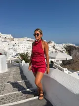 Short fucsia de talle alto con diseño fruncido y estampado a cuadros sutiles.